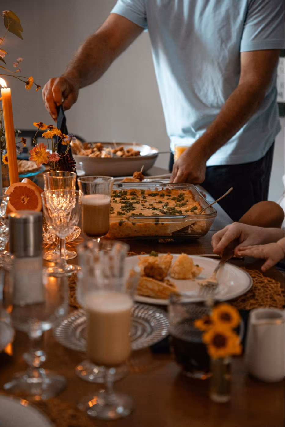Chef privé qui sert un plat de brunch gastronomique à des convives dans une maison à Montréal