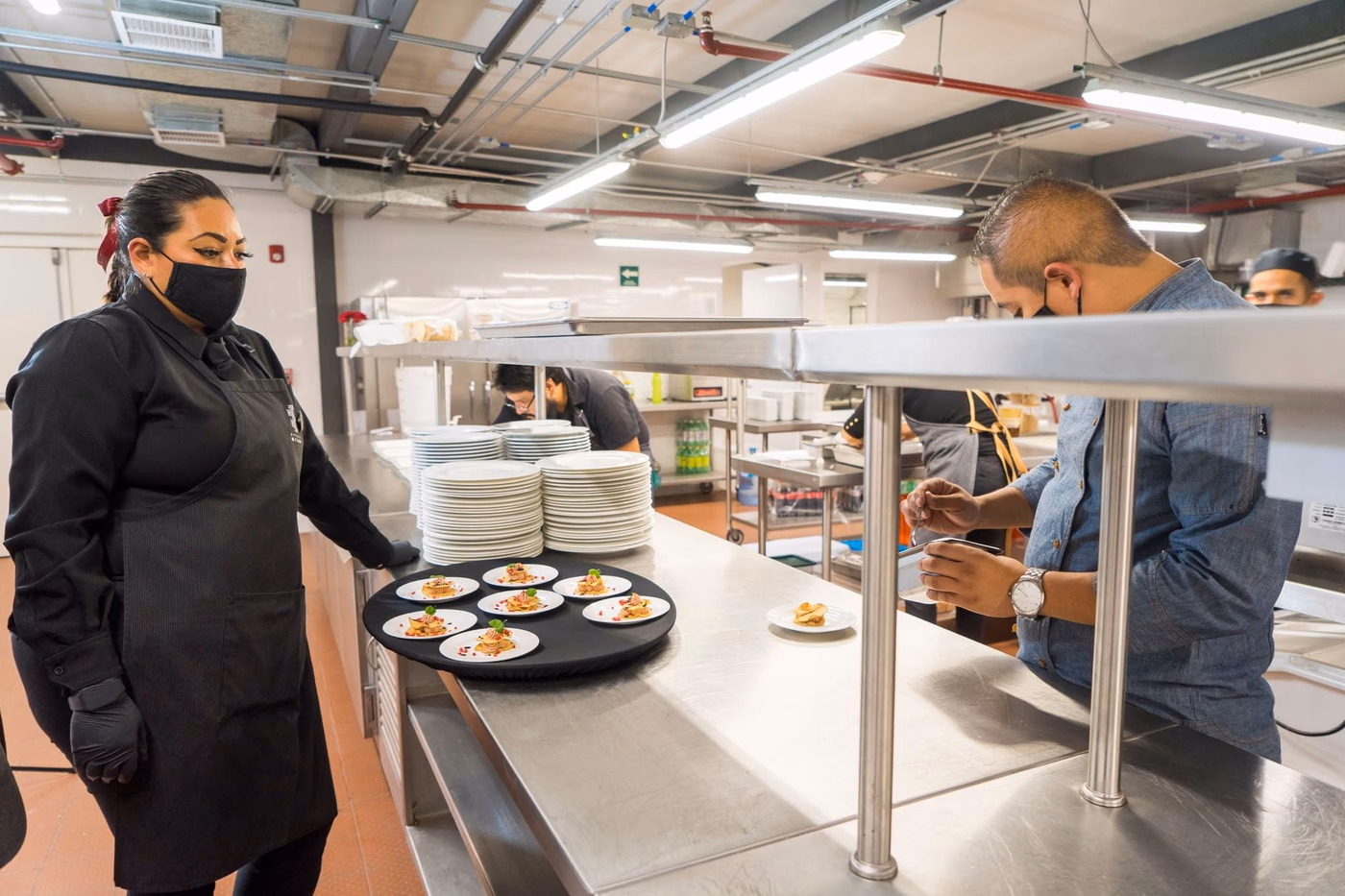 Kitchen brigade training around a workstation during a professional accompaniment