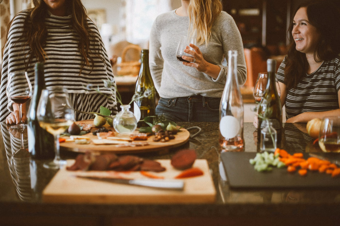 8 Ideas for Hosting a Stress-Free Party with Friends at Home