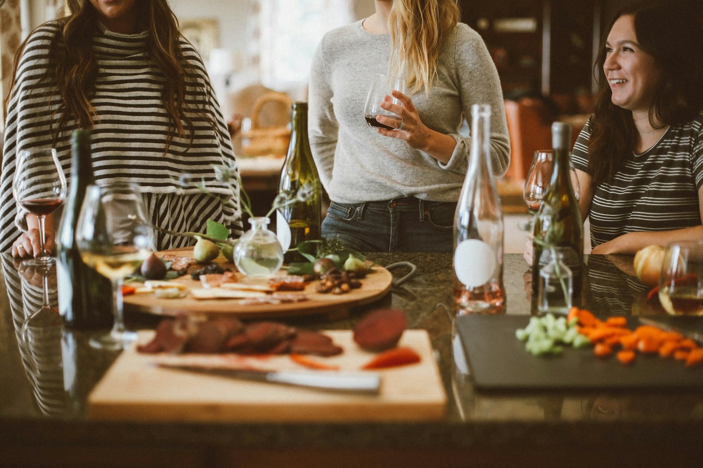 8 Ideas for Hosting a Stress-Free Party with Friends at Home