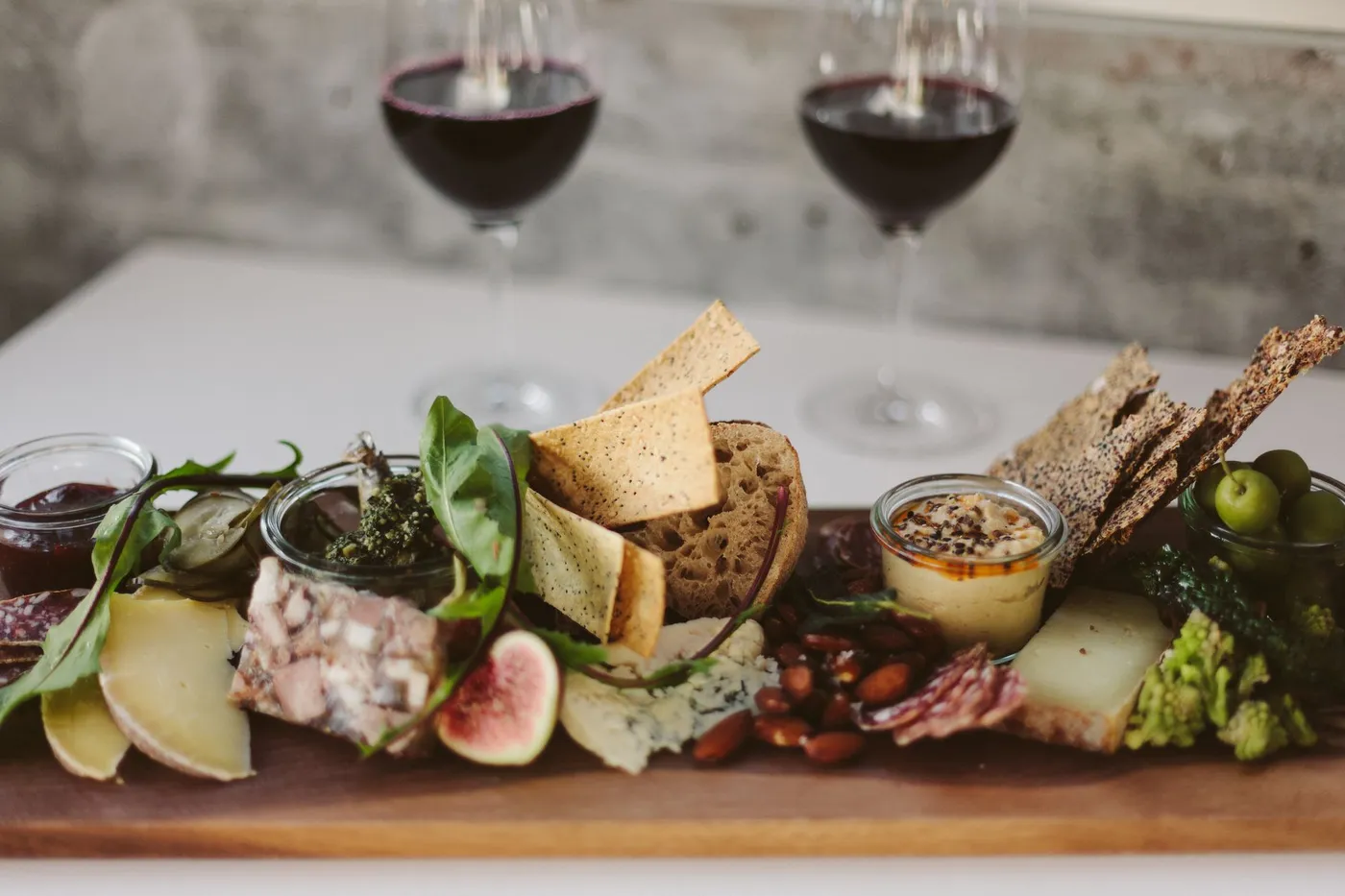 Planche à fromage artisanal du Québec avec confiture de figues et noix sur une table de grignotage