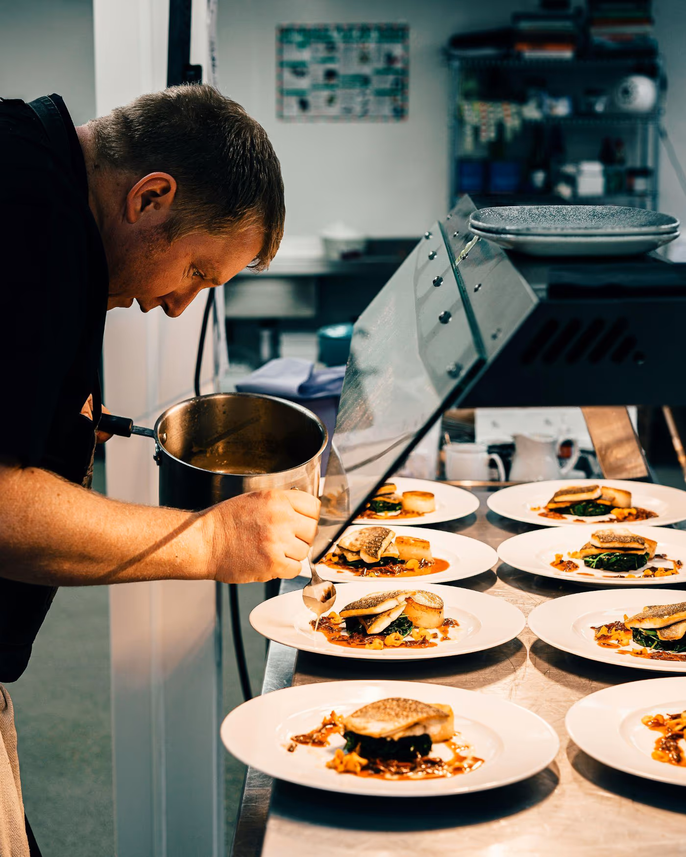 Progression de sept services gastronomiques préparés par un chef privé lors d'un souper à domicile à Montréal