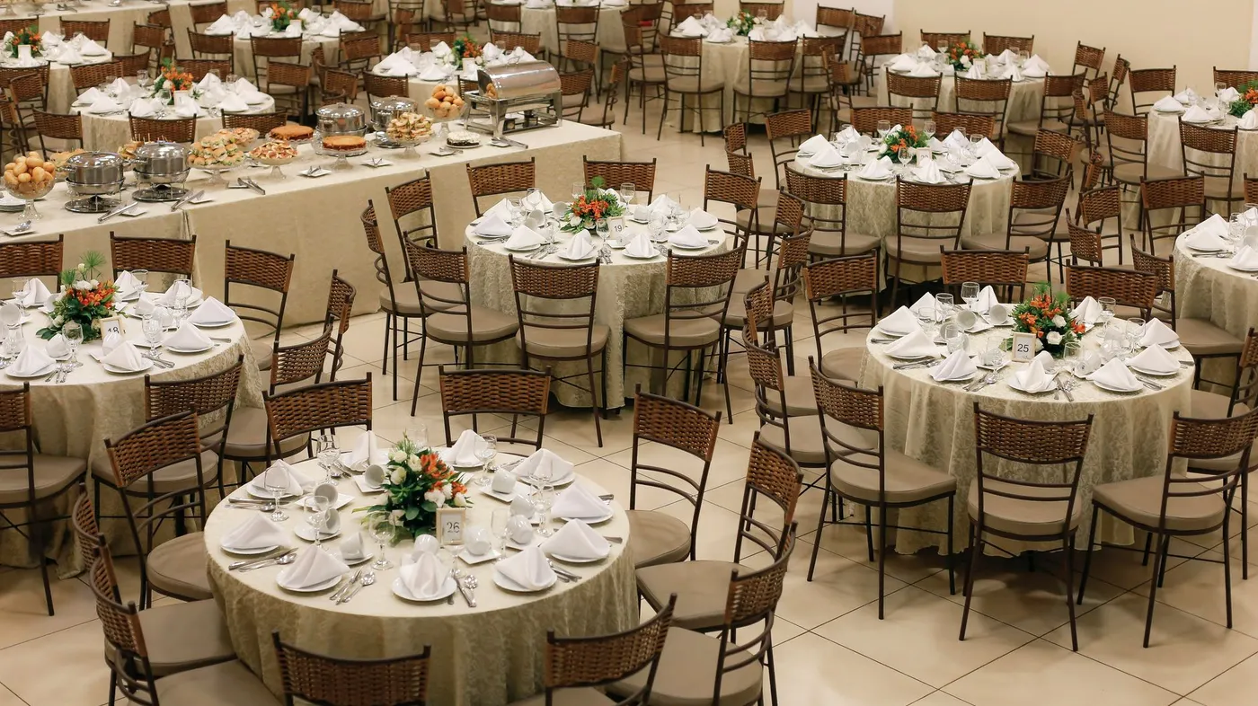 Table dressée pour un souper de Noël d'entreprise dans une salle élégante à Montréal