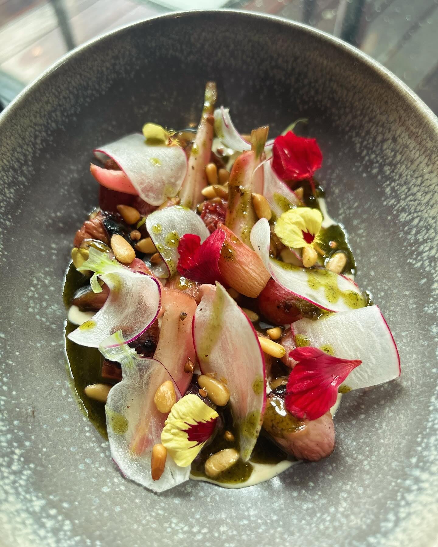 Assiette de légumes de saison, radis et fleurs comestibles dressée par Chef Max Delmont