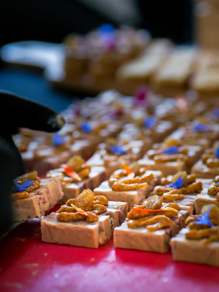 Bouchées dressées en rangées pour un cocktail dînatoire, traiteur haut de gamme à Montréal