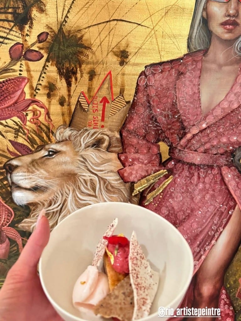 Bowl dessert in front of a mural, signed @rio_artistepeintre