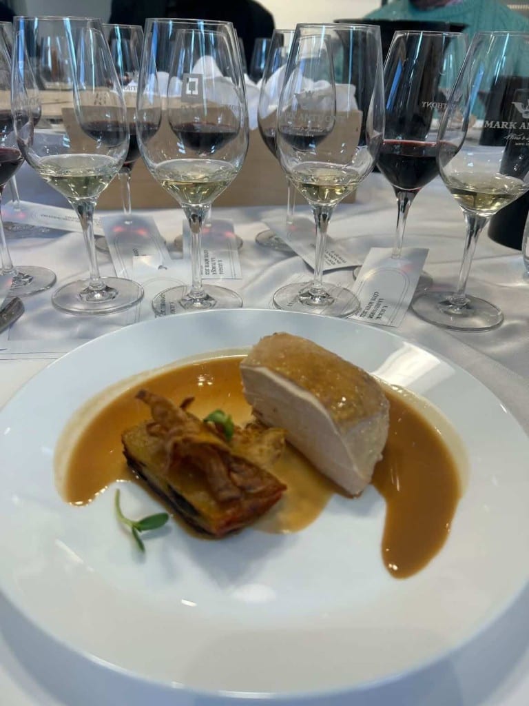 Plat gastronomique accompagné de verres de vin, service de chef à domicile à Montréal