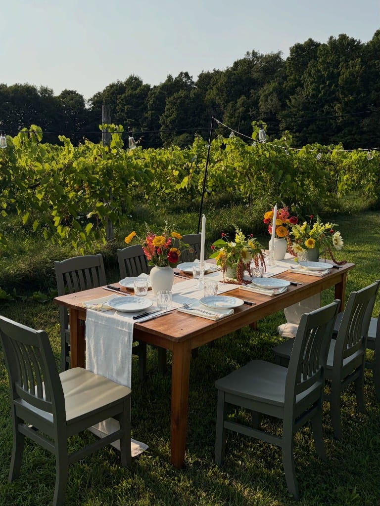 Table dressée à l’extérieur sous une vigne, service de chef à domicile au Québec